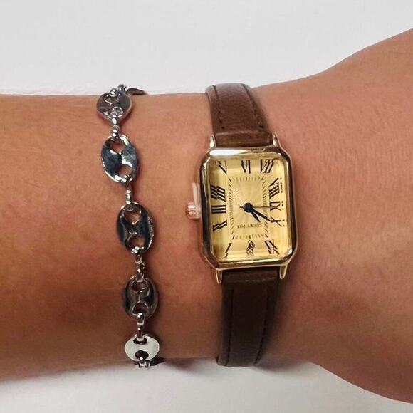 2000s vintage style rectangular gold luxury watch with leather band - Picture 7 of 8